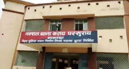 पुलिस टीम पर हमला, जवानों को पीटा, थानेदार का रिवाल्वर छीना 1 Karayaparsurai police station attacked in Dhanrua police station area policemen beaten up police stations revolver snatched