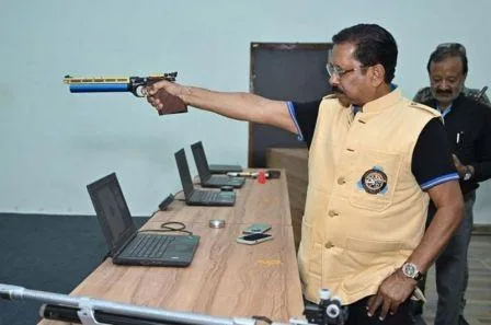 जानें कौन हैं धीरज साहू, जिनके ठिकानों पर 5वें दिन भी रेड है जारी, अबतक 300 करोड़ नगद बरामद 1 Know who is Dheeraj Sahu raid on whose places continues for the fifth day Rs 300 crore cash recovered so far 1