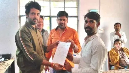 नालंदाः हथकड़ी लगाए नौकरी ज्वाइन करने पहुंचे BPSC पास टीचर को देख सब भौंचक 1 Nalanda Everyone was stunned to see the BPSC pass teacher who came handcuffed to join the job