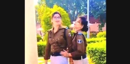 गया महाबोधि मंदिर परिसर में रील्स बनाकर ट्रेंड हुई दोनों महिला सिपाही पर गिरी गाज 1 गया महाबोधि मंदिर परिसर में रील्स