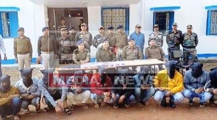 साईबर अपराध से ग्रसित गांवों में छापामारी, 12 अपराधकर्मी गिरफ्तार 1 जामताड़ा एसपी अनिमेष नैथानी ने साइबर थाना में प्रेस कांफ्रेंस कर बताया