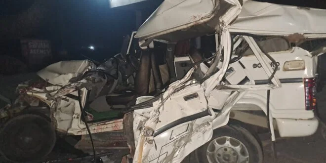 सड़क हादसाः खड़ी ट्रक से टकराई बोलेरो, 3 लोगों की मौत, 4 व्यक्ति गंभीर
