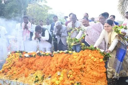 खरसावां गोली कांड श्रद्धांजलि सभा में बोले सीएम- यहाँ चल रही आदिवासी सरकार 11 CM said in Kharsawan firing tribute meeting Tribal government is running here 5