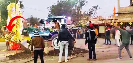 भाजपाईयों द्वारा सरदार पटेल की मूर्ति का ऐसा अपमान और पुलिस देखती रही तमाशा ! 1 During the BJP rule Sardar Patels statue was insulted and the police kept watching the show