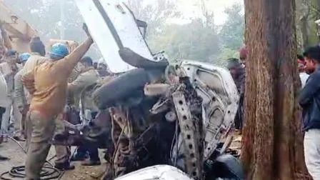 जमशेदपुर में बड़ा सड़क हादसा, नया साल मनाकर लौट रहे 6 दोस्तों की मौत 1 Major road accident in Jamshedpur 6 friends returning after celebrating New Year died