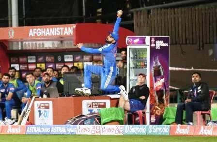सुपरमैन की तरह छलांग लगाते हुए कोहली ने बचाए 5 रन, धांसू फील्डिंग से छीनी जीत 9 क्रिकेट टीम के स्टार खिलाड़ी विराट कोहली अफगानिस्तान के खिलाफ