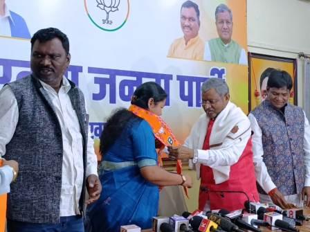 Congress MP Geeta Koda joins BJP with her husband Madhu Koda 2