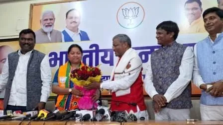 झामुमो के गढ़ में अब गीता कोड़ा कितना खिला पाएंगी कमल! भाजपा की वाशिंग मशीन में कितना धुल पाएंगे मधु कोड़ा! 1 How much will Kamal be able to whip Geeta Koda in JMMs stronghold now How much will Madhu Koda be able to wash in BJPs washing machine 3