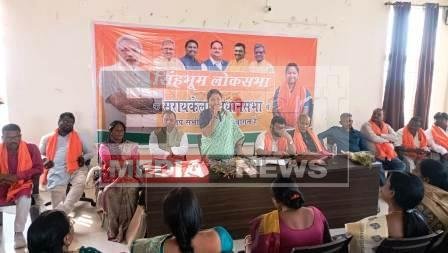 कांग्रेस MP और BJP प्रत्याशी गीता कोड़ा ने चुनाव कार्यालय का किया उद्घाटन 1 Congress MP cum BJP declared candidate Geeta Koda inaugurates election office 2