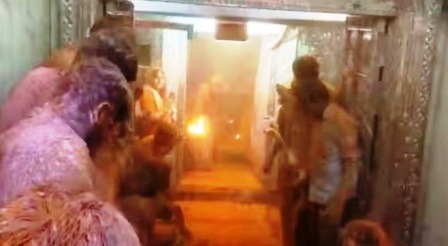 उज्जैन महाकाल मंदिर के गर्भगृह में लगी आग, 5 पुजारी समेत 13 लोग झुलसे