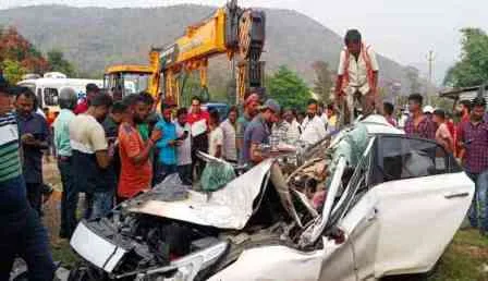 सपाट सड़क पर तेज रफ्तार ने ली आदित्यपुर के 4 युवकों की जान 1 High speed on flat road took the lives of 4 youth of Adityapur