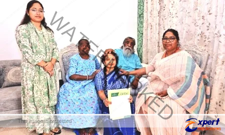 JMM President Shibu Soren handed over the party symbol to Kalpana Soren