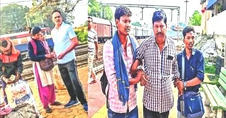 बीच बाजार वसूली करते दो हवलदारों को पकड़कर थाना को सौंपा 4 Two constables busy in extortion were caught in the middle of the market and handed over to the police station