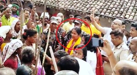 BJP प्रत्याशी गीता कोड़ा को लाठी-डंडा से लैस ग्रामीणों ने घेरा