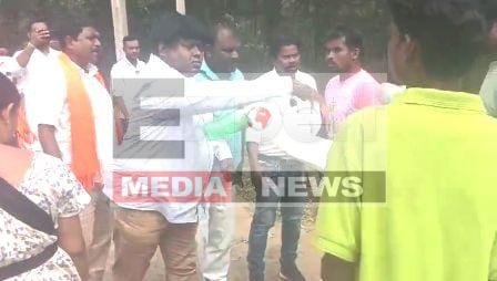 चाईबासा में भाजपा नेता-कार्यकर्ताओं द्वारा पिटाई के बाद भड़के ग्रामीण, वीडियो वायरल 1 Villagers enraged after being beaten by BJP leaders and workers in Chaibasa video goes viral