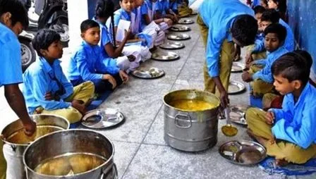 अब स्कूली बच्चों को एक दिन मिलेंगे फल या अंडा, जानें पूरा मेन्यू 1 मध्याह्न भोजन
