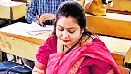 शिक्षिका को महंगा पड़ा कॉपी चेकिंग का इंस्टाग्राम रील्स बनाना, एफआईआर दर्ज 1 Making reels for copy checking proved costly for the teacher FIR lodged