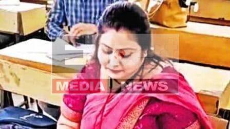शिक्षिका को महंगा पड़ा कॉपी चेकिंग का इंस्टाग्राम रील्स बनाना, एफआईआर दर्ज 1 Making reels for copy checking proved costly for the teacher FIR lodged