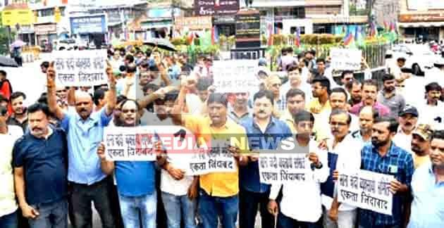 Big robbery at DP Jewelers: सड़क पर उतरे व्यवसायी, 2 दारोगा समेत 7 पुलिसकर्मी सस्पेंड 1 Big robbery at DP Jewelers Businessmen took to the streets in protest 7 policemen including 2 inspectors suspended