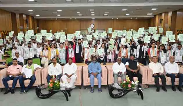 सीएम हेमंत सोरेन के हाथों नियुक्ति पत्र पाकर 183 युवाओं के खिले चेहरे 8 183 youths faces lit up after receiving appointment letters from CM Hemant Soren