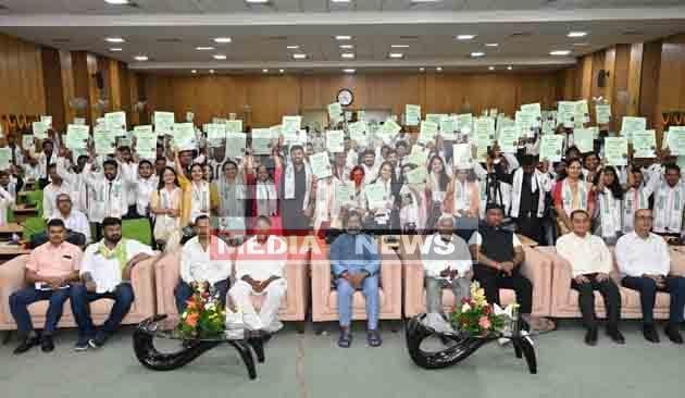 सीएम हेमंत सोरेन के हाथों नियुक्ति पत्र पाकर 183 युवाओं के खिले चेहरे 10 183 youths faces lit up after receiving appointment letters from CM Hemant Soren