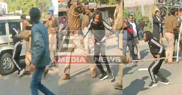 JPSC CGL आंदोलनः JLKM नेता देवेंद्रनाथ महतो यूं डेंगाते हुए किया गिरफ्तार 2 JPSC CGL agitation JLKM leader Devendranath Mahato arrested while protesting