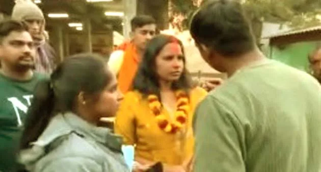 दारोगा और सिपाही की अजीबोगरीब शादी, थप्पड़ बाद खुली अय्याशी की पोल! 8 The policeman slapped his wife as soon as the inspector applied vermilion on her, the bride exposed his debauchery!