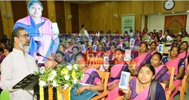 अब स्मार्ट हुईं आंगनबाड़ी सेविका-पर्यवेक्षिका-हेल्पडेस्क कर्मी, CM ने दिया बड़ा तोहफा 1 Now Anganwadi workers-supervisors-helpdesk workers have become smart, CM gives a big gift