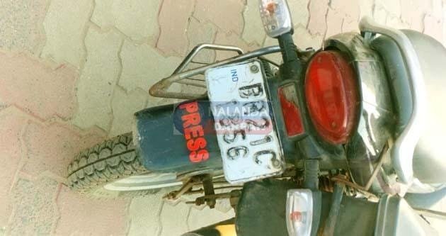 प्रेस लिखे संदिग्ध वाहनों को लेकर पुलिस-प्रशासन लापरवाह 1 Press written Police-Administration careless about suspicious vehicles