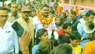 बैंड-बाजा और डीजे की धुन पर शिक्षक का निकाला अनोखा विदाई जुलूस! 1 Teacher's farewell procession taken out to the tune of band and DJ!