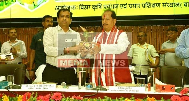 कृषि सचिव ने उपमुख्यमंत्री को पढ़ाया खरीफ का पाठ, मंच पर जताई असहमति 1 Agriculture Secretary taught the Deputy Chief Minister the lesson of Kharif, expressed disagreement on the stage