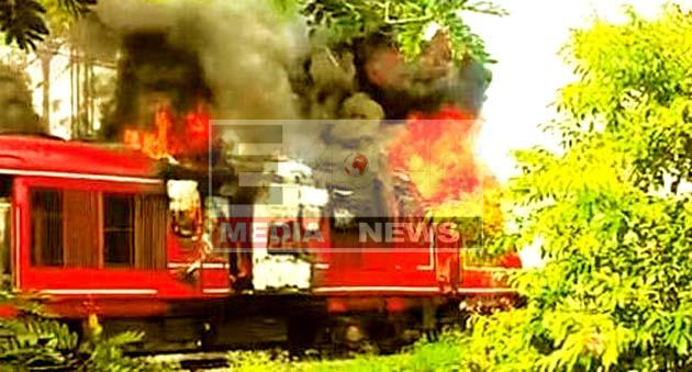 मालदा-सिलीगुड़ी पैसेंजर ट्रेन का इंजन बना आग का गोला, बड़ा हादसा टला 1 The engine of Malda-Siliguri passenger train turned into a ball of fire, a major accident averted