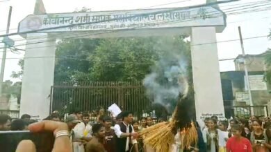 ABVP students, troubled by the poor management of Munger University, burst out in anger