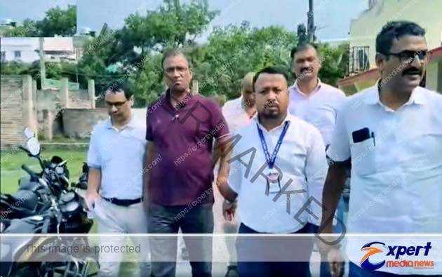 बेतिया में जिला मत्स्य पदाधिकारी एक लाख की रिश्वत रंगे हाथ गिरफ्तार 1 District fisheries officer arrested red handed for taking bribe of Rs one lakh in Bettiah