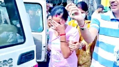 Vigilance caught a woman inspector and her colleague red handed while taking bribe