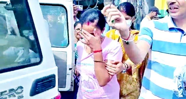 विजिलेंस ने महिला दारोगा को सहयोगी समेत रिश्वत लेते रंगे हाथ दबोचा 2 Vigilance caught a woman inspector and her colleague red handed while taking bribe