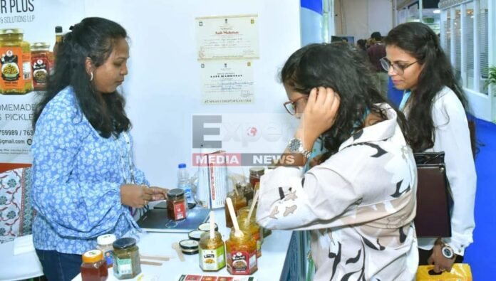 नई दिल्ली में झारखंड पवेलियन की रौनक बना मछली का पापड़-अचार नई दिल्ली में झारखंड पवेलियन की रौनक बना मछली का पापड़-अचार