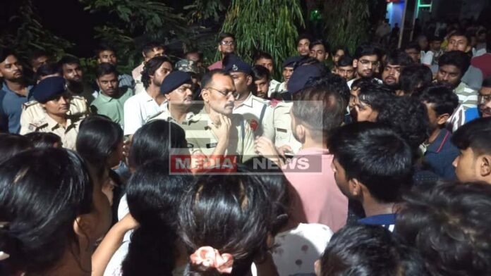 नालंदा इंजीनियरिंग कॉलेज में छात्रा की मौत, प्रिंसिपल की अमानवीयता से छात्र हुए उग्र नालंदा इंजीनियरिंग कॉलेज में छात्रा की मौत, प्रिंसिपल की अमानवीयता से छात्र हुए उग्र