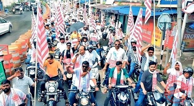 कुड़मी समाज को ST का दर्जा देने को लेकर सड़क पर उतरे आदिवासी 1 Tribals took to the streets demanding ST status for Kudmi community