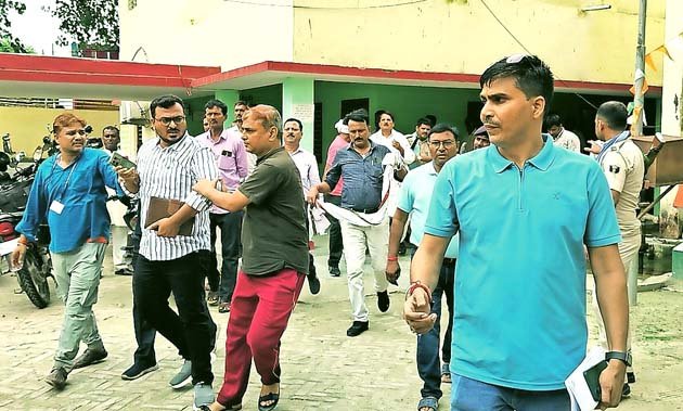 विजिलेंस ने दो लाख रुपये घूस लेते अंचलाधिकारी को दबोचा 1 Vigilance caught the Circle Officer taking a bribe of Rs 2 lakh