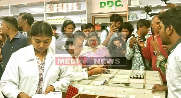 स्वास्थ्य मंत्री डॉ. इरफान अंसारी ने दवा दुकानों का खुद किया औचक निरीक्षण, कड़ी कार्रवाई का ऐलान 1 Health Minister Dr. Irfan Ansari personally conducted a surprise inspection of Jai Hind Pharma Medical Store and announced strict action 2