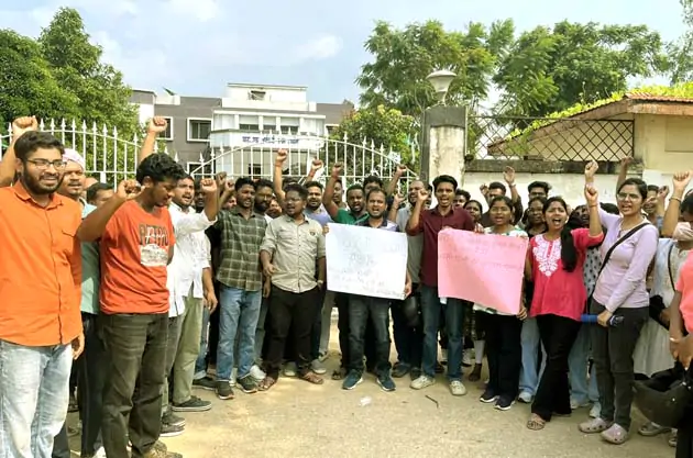 JSSC की ठगीः CGL टेक्निकल परीक्षा फिर रद्द, 4 बार वसूली फीस, अभ्यर्थियों में बढ़ा आक्रोश 1 JSSC fraud CGL technical exam cancelled again fees collected four times angering candidates