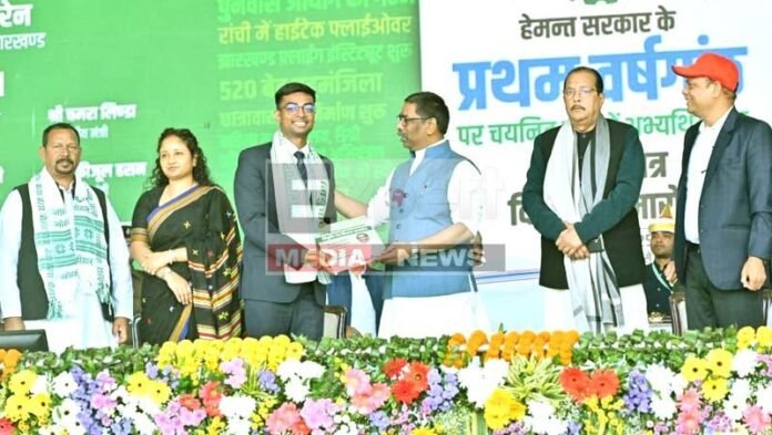 मुख्यमंत्री ने 8792 नव नियुक्त अभ्यर्थियों को नियुक्ति पत्र सौंपा मुख्यमंत्री ने 8792 नव नियुक्त अभ्यर्थियों को नियुक्ति पत्र सौंपा