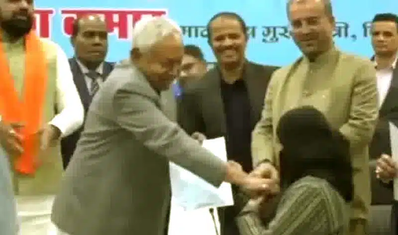 हिजाब की जंग: नीतीश का 'अपमान' और हेमंत का 'सम्मान', प्रतिमाह 3 लाख का 'लालच' या न्याय? 6 Nitish Kumar Hijab Controversy