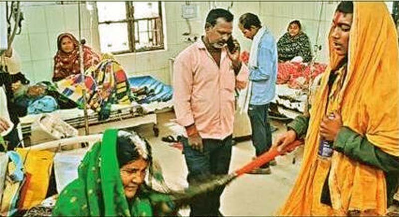 समस्तीपुर सदर अस्पतालः यहां इमरजेंसी वार्ड में झाड़फूंक से तांत्रिक करता है ईलाज 2 Samastipur Sadar Hospital Here a tantric performs exorcism rituals to treat patients in the emergency ward 1