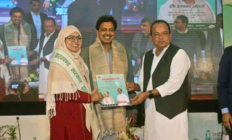 हिजाब की जंग: नीतीश का 'अपमान' और हेमंत का 'सम्मान', प्रतिमाह 3 लाख का 'लालच' या न्याय? 1 The hijab controversy Nitish insult and Hemant respect a monthly lure of 3 lakhs or justice 2