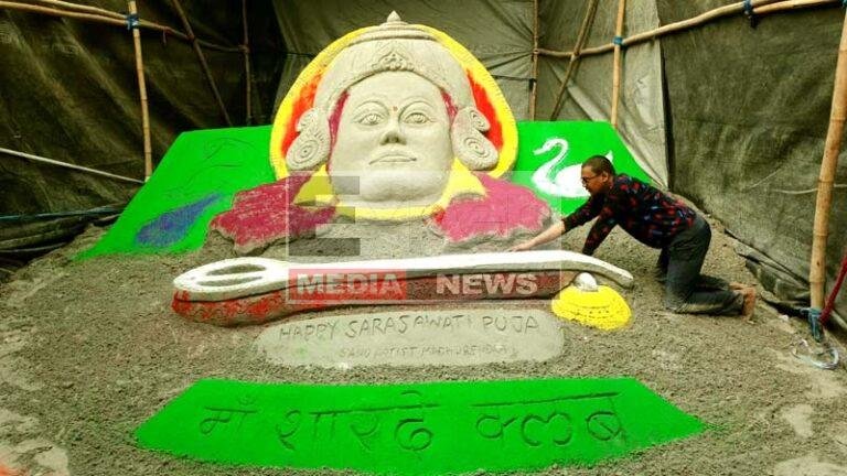 सैंड आर्टिस्ट मधुरेंद्र का अद्भुत प्रयोग: 20 टन कोयले की राख से सजी मां सरस्वती