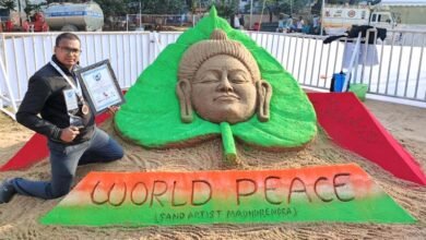 बोधगया अंतरराष्ट्रीय बौद्ध महोत्सव में सैंड आर्टिस्ट मधुरेंद्र कुमार द्वारा बनाई गई भगवान बुद्ध की रेत प्रतिमा
