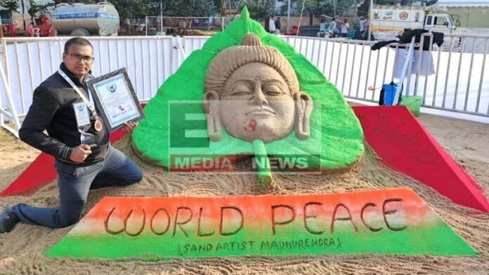 बोधगया अंतरराष्ट्रीय बौद्ध महोत्सव में सैंड आर्टिस्ट मधुरेंद्र कुमार द्वारा बनाई गई भगवान बुद्ध की रेत प्रतिमा