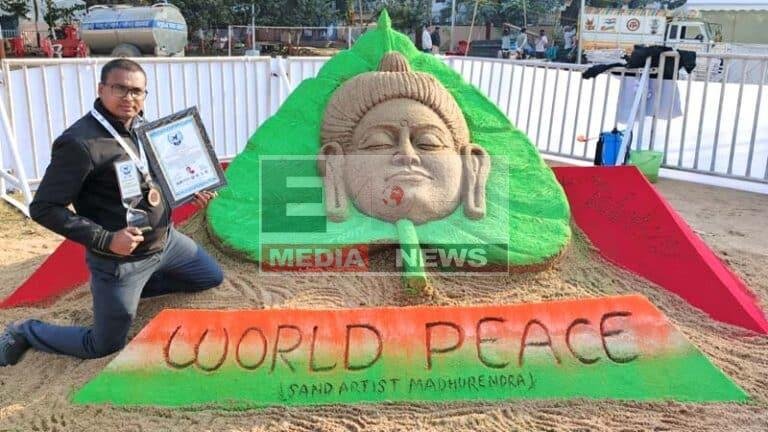 बोधगया अंतरराष्ट्रीय बौद्ध महोत्सव में सैंड आर्टिस्ट मधुरेंद्र कुमार द्वारा बनाई गई भगवान बुद्ध की रेत प्रतिमा